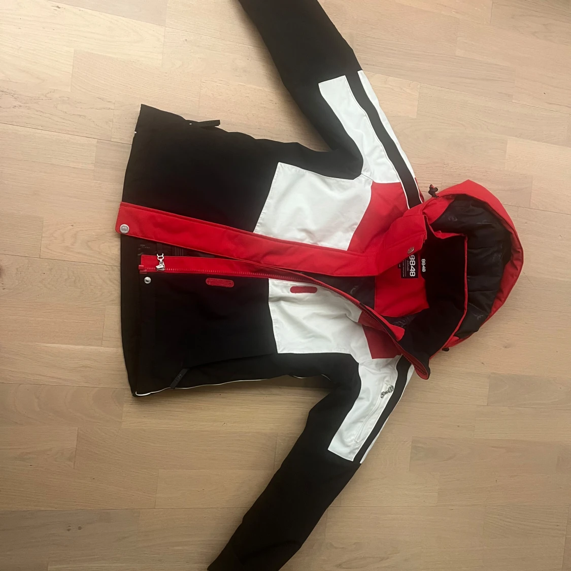 Svart, vit och röd skid jacka från 8848 Altitude, 140 cm  - 90