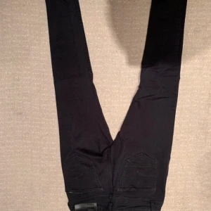 Svarta jeansbyxor - Snygga svarta gstar jeansbyxor med tight passform. Använt 0 gånger 