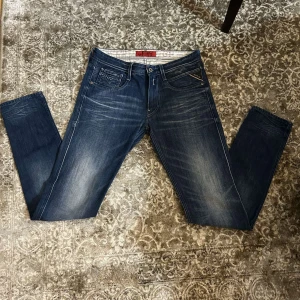 Blå jeans från Replay - Säljer ett par skitsnyyggs blå Replay jeans, modell Anbass. Storleken på jeansen är W31L34 och är passformen slimfit. Han på bilden är 189 cm lång. De är helt nya och knappt använda och nypris på dessa ligger på 1799kr och mitt pris är 799kr. Hör av dig vid några funderingar! 🍾🙌