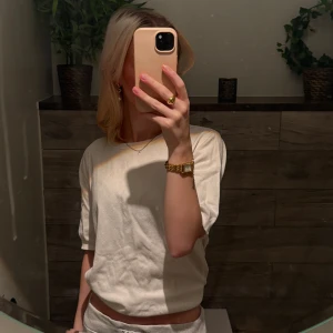 Vit trekvarts tröja från H&M - Säljer en fin vit trekvartsärmad tröja från hm. Har använt den 2 gånger och den har inga skador. 🤍🤍 skriv för andra eventuella frågor :))
