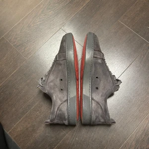 Louboutin skor - Säljer mina loubs. 100% äkta har kvitto. Bra skicka lite smutsiga bara. Skolåda, påse och kort följer med, mm. Orginalpris 7000 svenska riksdaler. Våga fråga om fler bilder.