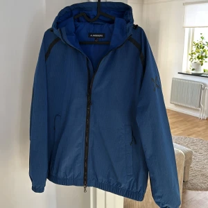 J.Lindeberg skidjacka/windbreaker - J.Lindeberg tunn skidjacka/windbreaker skick 9/10 nypris ca 1500-2000kr mitt pris 499kr hör av vid funderingar 