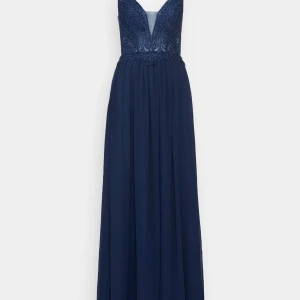 Marinblå balklänning från Mascara - Min superfina balklänning från Masacara i storlek 32. Endast använd en gång och fortfarande i nyskick! 💙Nypriset ligger på 2300kr💙