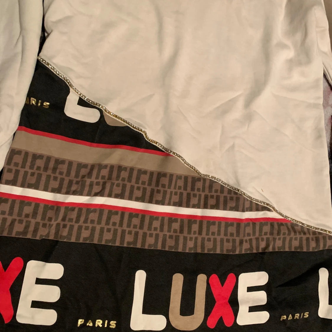 Vit och mönstrad långärmad tröja med text - 92