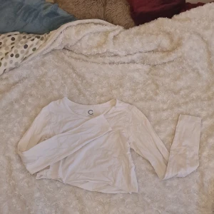 Croppad/avklippt långärmad tröja - Klippt/ croppad långärmad vit tröja. Lite nopprig i nacken och en liten fläck fram som knappt syns (se sista bilden)