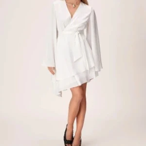 Volangklänning från Adoore - Superfin Volangklänning från Adoore🤍Passar perfekt till studenten❣️Aldrig använd utan endast testad, prislapp finns kvar! Strl 38 men passar mig som vanligtvis har strl 36!