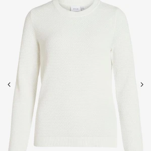 Vit tröja från Vila - Säljer en stilren vit stickad tröja från Vila. Tröjan har en klassisk rund hals och långa ärmar, perfekt för kyligare dagar. Passar till nästan allt, använd fåtal gånger💕 storleken är mellan xs-s. 