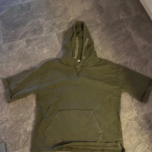 kortärmad grön hoodie - tunt o liftigt material