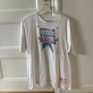 Vit t-shirt med tryck - Säljer en vit, vintage t-shirt med "NBA All-Stars" tryck i blått och rött. Jag har vanligen storlek  M i t-shirts men denna passar utmärkt som en oversize-tröja😊