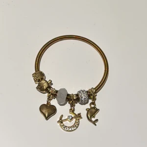 Guldarmband med berlocker - Jag säljer ett liknande Pandora armband i guld med 7 berlocker. Det är jätte fint och köpte det i somras. Jätte fin till fest eller vardag ❤️❤️