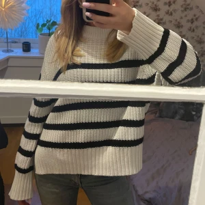 Vit- och svartrandig stickad tröja - Jättefiin tröja ifrån Gina Tricot. Slitsar vid höfterna som gör en jättefin detalj på tröjan! Ställ gärna frågor om du behöver 💗