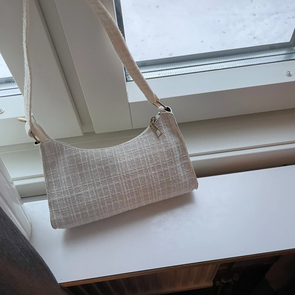 Vit axelväska med glittrig yta - 90