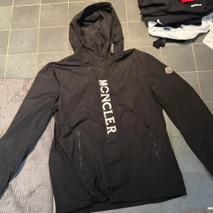 Moncler windbreaker - 8/10 perfket nu till hösten för billigt pris  Pris kan diskuteras vid snabb affär!!