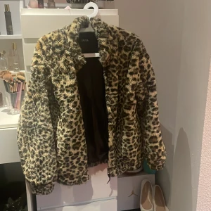 En leopard jacka - En väldigt mysig och mjuk leopard jacka. Den har en väldigt fin svart fodring som känns som silke med dragkjedja. Har använts ett få tal gånger och är som ny! Väldigt skön och varm inför hösten/vintern!!🤍🤍