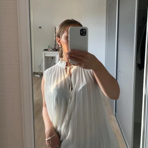 Vit Blus - En vit fin blus som är lite genomskinlig och använt bara nån gång, den är lite för lång för mig.