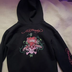 Ed hardy hoodie - Ed hardy hoodie. Skulle säga att den passar xs/s (storlek), har en tajt fit. Fint skick då den aldrig riktigt kom till användning så därför säljer jag den🤍🤍
