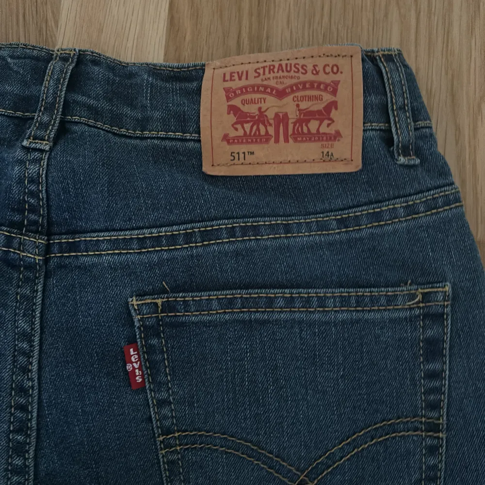 Helt nya levis jeans som aldrig har används, köpta från Zalando  Storlek: 164 14 år  Pris går att diskutera  På sista bilden visas det att midjan går att ändra.. Jeans & Byxor.