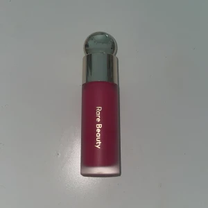 Rare beuty blush - Säljer min rare beuty blush som bara är testad, tyvärr kommer den inte till användning.  original pris 350kr