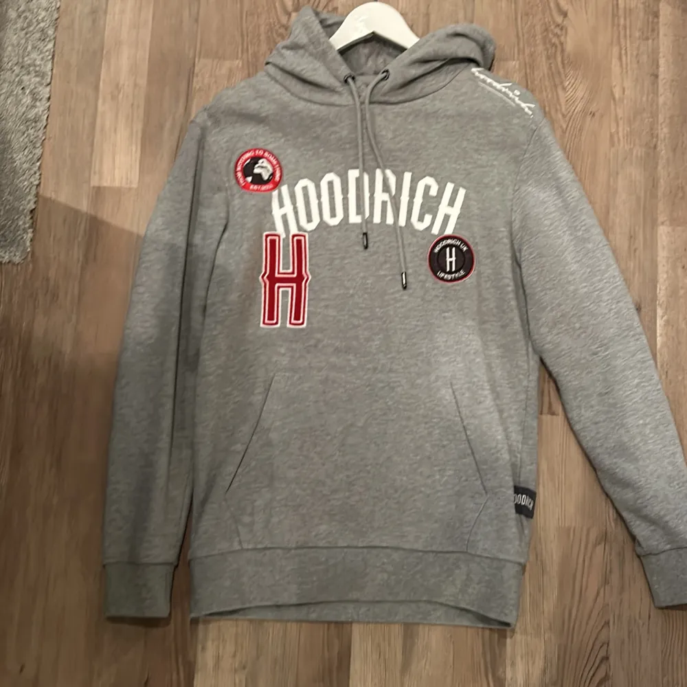 Storlek S men passar också fint i M, nyskick, använd ca 2 gånger, inga defekter, nypris 800kr, pris kan ändras vid snabb affär . Hoodies.