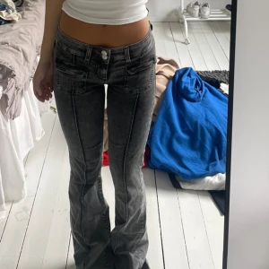 Lågmidjade jeans - Lågmidjade gråa jeans ifrån Nelly 💘 jättefint skick