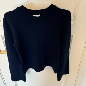 Mörkblå stickad tröja  - Marinblå stickad tröja från H&m 