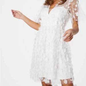 student klänning  - Nu säljer jag min studentklänning! Använd en gång och har inga fläckar på sig, samt alla blommor sitter kvar. Jätte fin klänning!💕 Nypris 1099kr