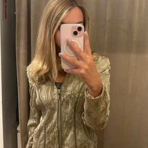 Beige broderad jacka från Gerry Weber - Säljer en superfin beige jacka från Gerry Weber. Jackan är långärmad och perfekt för både vår och höst. Den är i nyskick och har en normal passform. 