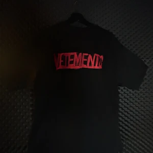 Vetements World Tour Tee - Oversized Kom dm för frågor/mer bilder osv