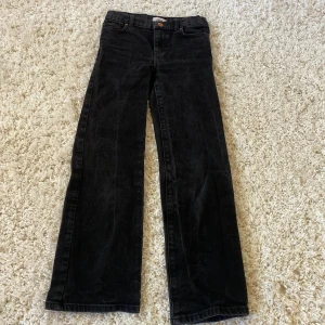 Svarta jeans från ONLY - Säljer ett par svarta jeans från ONLY i storlek 10Y. De har en klassisk design med raka ben och en bekväm passform. Perfekta för både vardag och fest!