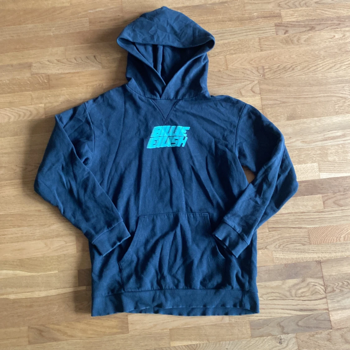 Svart bille eilish hoodie med grön text