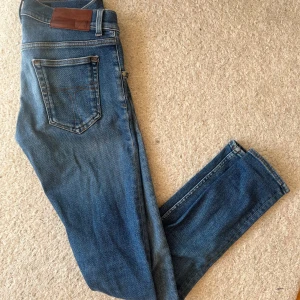 Tiger of Sweden jeans - Tja! Nu säljer ja mina tiger of sweden jeans i modellen pistolero vilket motsvarar slim. Skick 9/10 inga synliga defekter. Nypris ligger på 1600kr men säljs nu för endast 449kr. Hör av er vid minsta lilla fundering.