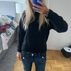 Svart stickad tröja - Ulltröja från other stories