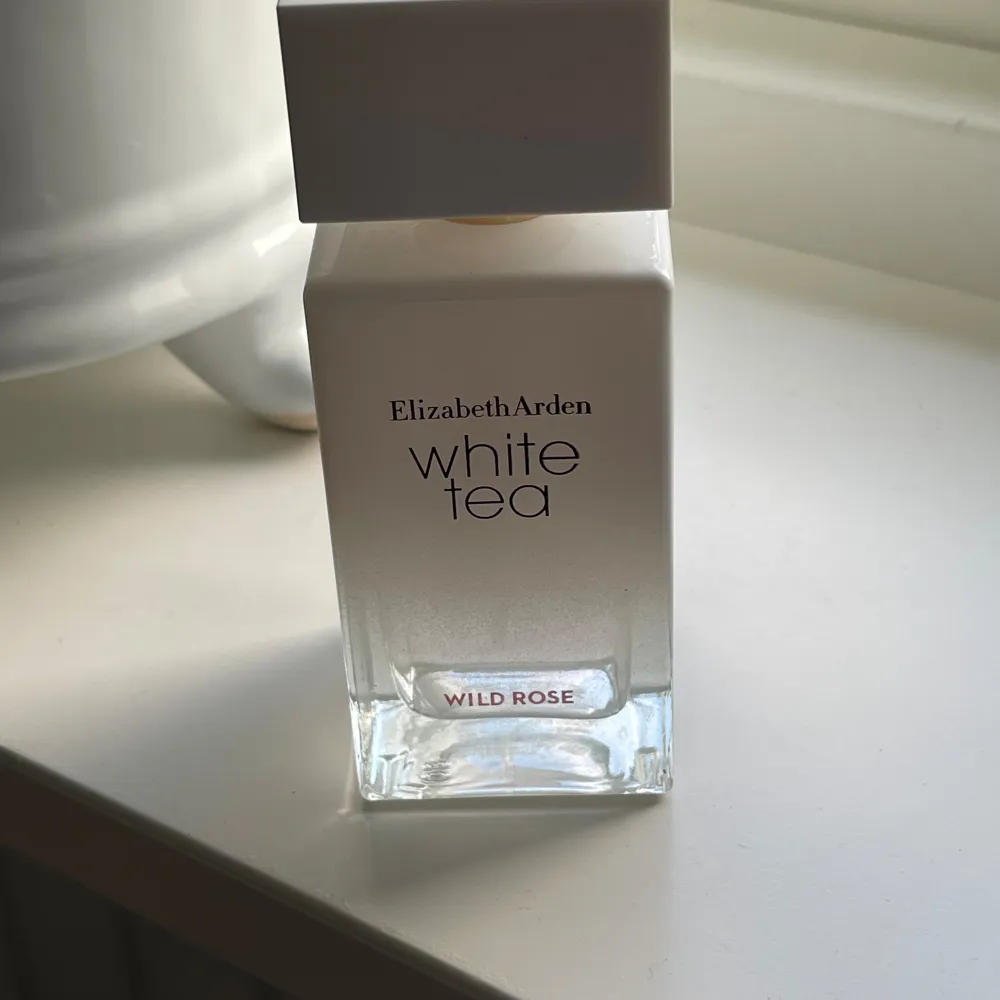 Säljer en elegant och fräsch parfym från Elizabeth Arden. White Tea Wild Rose EdT kommer i en stilren vit flaska med en enkel design. Doften är en blandning av vit te och vildros, perfekt för en uppfriskande känsla. Flaskan rymmer 50 ml och är en Eau de Toilette spray.. Parfym.