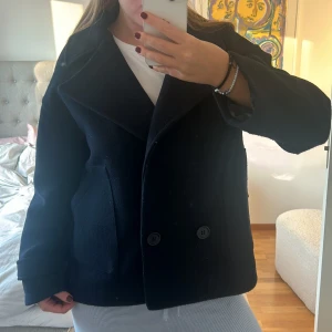 Design by si kappa - Jätte fin mörkblå kappa från design by si men som tyvärr inte kommer till andvändning längre, Den saknar en knapp därav priset. Men den går att ha stängd ändå.🩵storlek M/L 