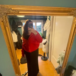 Röd tröja  - Säljer då den inte kommer till användning 