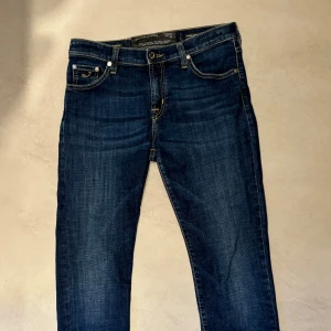 Jacob Cohen 29 - Säljer nu mitt par Jacob Cohens i storlek 29. Dom är självklart äkta och dom är riktigt snygga. Tyvärr medförljer inget og. Kom Dm för fler bilder och jag kan gå ner i pris vid snabb affär!