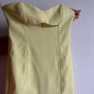 Kort Fest klänning Storlek S/xs 200kr💛 - Kort Gul sexig zara klänning som inte använts en enda gång eftersom den aldrig haft rätt tillfälle för användning. Storlek S men passar nog för XS också då den är liten. Formar även kroppen perfekt. Köpt för 400kr säljer för 200kr