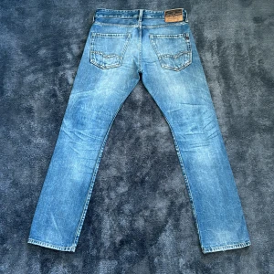 Replay Jeans - Säljer dessa feta Replay Jeansen. Skick 7/10, har lite slitage på vissa ställen. Säljer pga att dem var för stora. Orginal pris: 1600kr