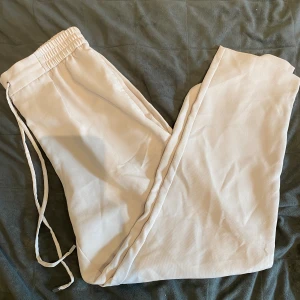 Byxor - Fina byxor från zara som är i ett litet nätmaterial. Fin detalj vid midjan med raka ben. 