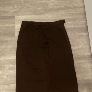Brun midikjol - En brun midikjol med fint material, helt oanvänd! 🤎Jättefin höstig färg och lite tjockare tyg på kjolen som gör den tåligare för kallare väder🥰  Passar S-M! 