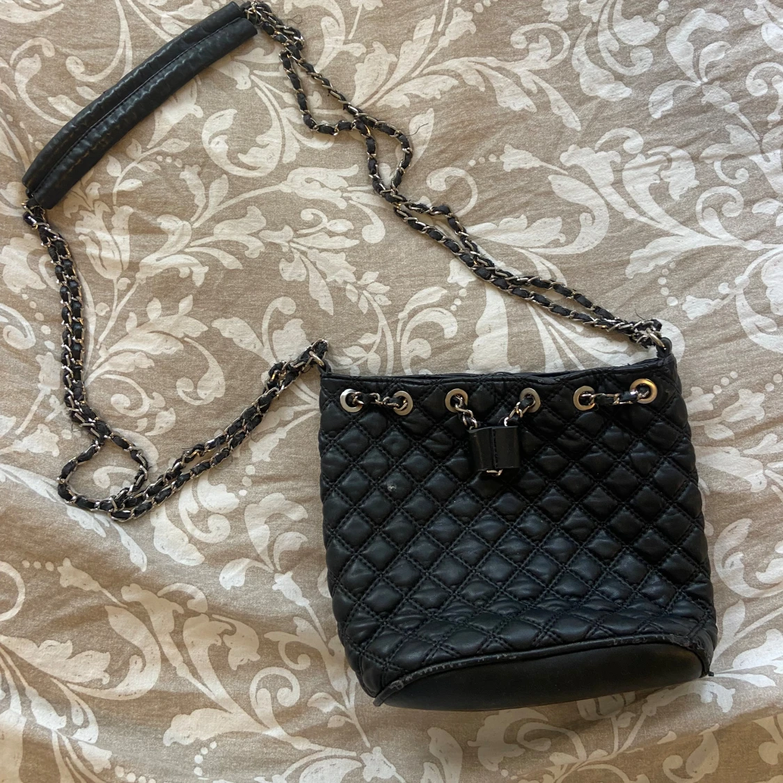Svart quiltad axelväska