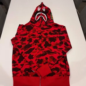 Bape hoodie - A bathing ape hoodie red Storlek XL (passar M-L) Kan även gå ner i pris 