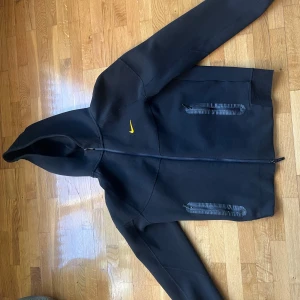 Nocta Tech Fleece - Tjena säljer En svart nocta Teech fleece i Storlek S. Har lappar och självklart äkta. Är det några frågor är det bara att skriva!