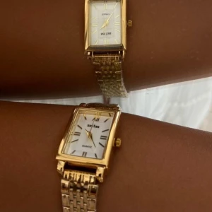 Guld klocka - Fin liten guld klocka, använd få gånger 