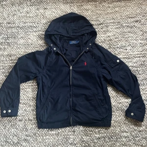 Ralph Laurent jacka - Tja säljer min Ralph lauren jacka som är perfekt inför hösten! Lite tunnare och i nyskick. Jag är ca 185 cm och skulle säga att den är lite lite kort på mig men passar även dig som är betydligt kortare än så. 