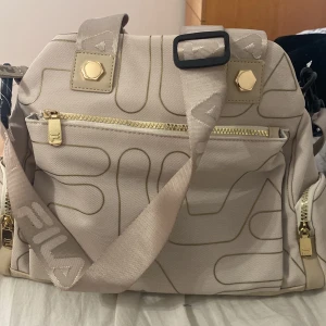 Väska  - Jag säljer min fila väska har aldrig använt 