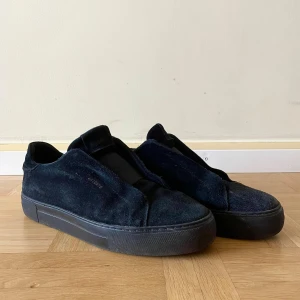 Arigato skor - Säljer dessa snygga Arigato skor i storlek 43 (passar även storlek 44). Säljes pga brist av användning. Skick 8/10. Pris kan diskuteras!