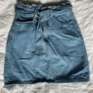 Jeanskjol - Söt jeanskjol med fint skärp till. I storlek 32. Bra skick!