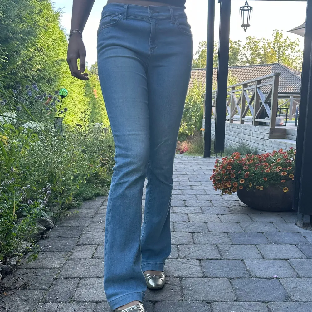 Snygga lågmidjade bootcut jeans från märket LTB. De är långa och passar mig som är 179cm. Använda fåtal gånger 💞. Jeans & Byxor.