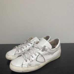 Philippe Model | 42 - STEAL | Philippe Model | Storlek 42 | Använda, kolla slitage på bild | Inget OG tillkommer | Hör av er vid frågor eller funderingar!